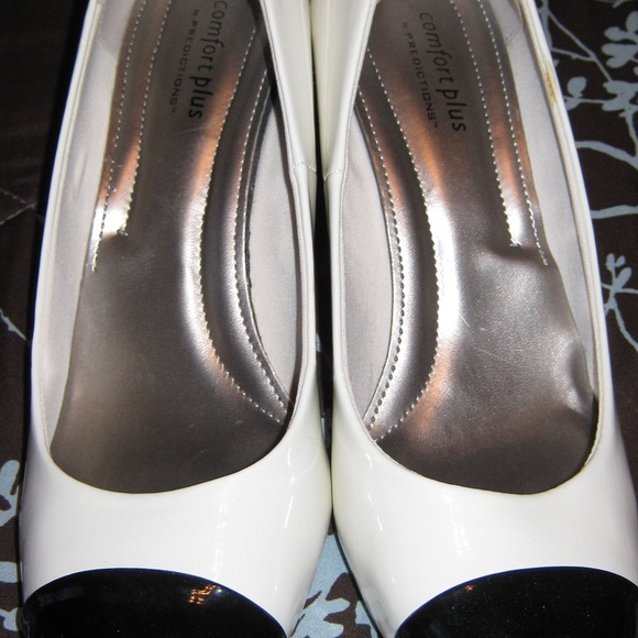 Comfort Plus by Predictions Two Tone Patent Pumps Size 9.5W - Picture 2 of 2